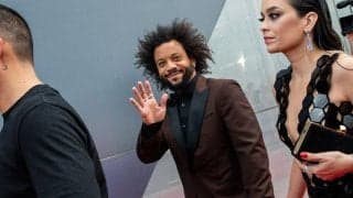 マルセロ一家が新天地でお披露目、発煙筒と大声援での熱烈歓迎受ける