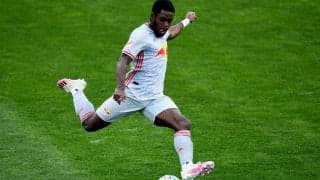 「恥ずべき行為だ」判定に怒って蹴ったボールが観客席の女性ファンを直撃…選手は「感情が先走ってしまった」と謝罪