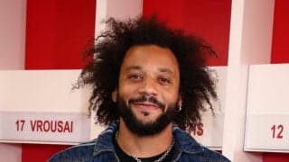 「嬉しくて涙が出た」マルセロと息子が発煙筒と大歓声に包まれ、オリンピアコス熱狂的デビュー！ 新ユニフォーム姿でサポーターにお披露目！