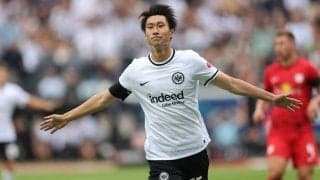 フランクフルトの「欧州CL用ユニフォーム」発表！ 鎌田大地が「シンプル・イズ・ザ・ベスト」と感想を述べた新ユニは、守田英正との日本代表対決で着用へ