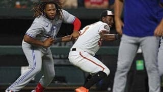 【MLB】元同僚の態度に不満で一触即発？　ユニ引きはがされる乱闘騒ぎは「熱い！熱い！」