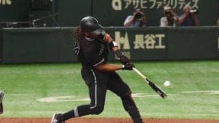 「看板の上は初めて見たぞ」　球場騒然…巨人助っ人の特大弾は「なんやこの飛距離」