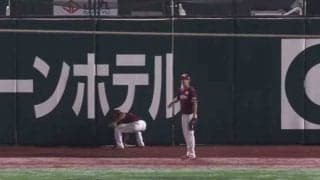 打球がフェンスに見事に「スポッ」　三塁打“取り消し”に「こんなことある!?」