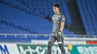 「人として素敵」「谷君推せるわ～」湘南GK谷晃生が相手選手の負傷時に「これぞフェアプレー精神」の行動で称賛の嵐！ GKグローブを使った“優しさと機転”