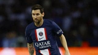 「これガチ?」メッシも思わず見てしまった、PSGサポによる「発煙筒と花火」の大量使用！ 「やりすぎだろ」と動画視聴でも大きな衝撃与える