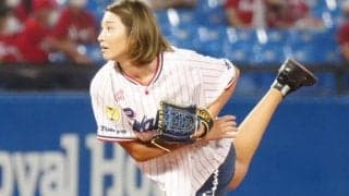 ショーパン姿が「かわいすぎる」　185センチ“豪快振りかぶり”が「かっこいい」