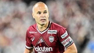 長男はバルセロナユニ着用! イニエスタの子ども4人が並んだ写真にファン歓喜「とても可愛い」