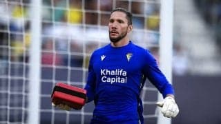 英メディアが「英雄に認定」と賞賛！ AEDを観客席に投げ入れ、心停止のファン救ったアルゼンチン代表GKの「ピッチ上の人道的行動」! 