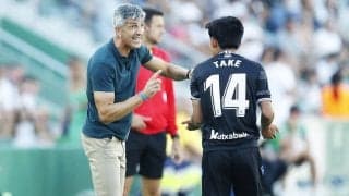 「微笑ましすぎる」マンチェスターU戦の「歴史的勝利」で喜び＆お茶目さ爆発! ”レアル・ソシエダ指揮官”が選手に「抱きつく」様子が話題に