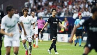 欧州CLを前に、「鎌田大地の機内ジャケット姿」と「長谷部誠と指揮官の青空会談姿」を公開！ 日本人2選手がコンディション上げ、敵地でマルセイユに挑む