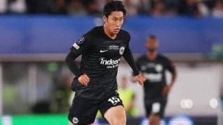 「素晴らしいポゼッションと前進を見せた」CL2戦目でPOTMに選ばれた鎌田大地が笑顔でトロフィーと2ショット「素晴らしい夜」