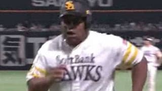 俊足周東も驚き、ベンチ拍手喝采　巨漢助っ人“全力ドタバタ”が「速い」「可愛すぎ」