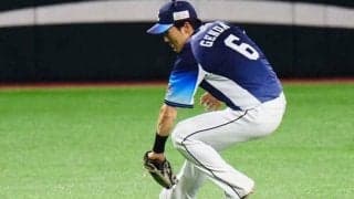 「捕ってから速すぎ」　投手も感謝の拍手…源田が“ノーステップ好守”披露