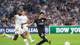 「当然だ！」「値する」鎌田大地の「欧州CLマン・オブ・ザ・マッチのトロフィー写真」に賞賛の声続々！ ロッカールームで笑顔の記念撮影