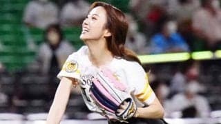 ミニスカ姿の美人YouTuberが「可愛すぎる」　笑顔を振りまきワンバン投球