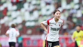 「可愛いなぁ」「顔小さい！」浦和 L・塩越柚歩の“Wぶどうショット”が大反響！ 大好きなものに囲まれ、感謝の気持ち記す