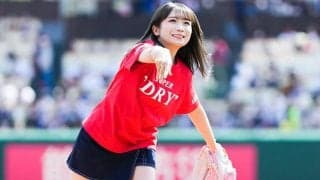 赤面のミニスカ投法「どうしてこんなに可愛い」　止まらぬ200万再生「全てが完璧」