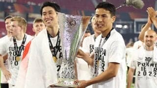 「笑顔最高」長谷部誠がフランクフルトで獲得した2つのトロフィーと記念写真、ファンは「1つ足りない」とCL制覇を希望