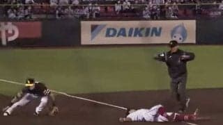 「寝返りうてばセーフ…」　痛恨“勘違い”でグラウンドに大の字…珍プレーに唖然