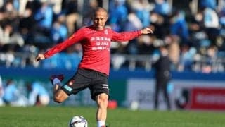 「ボールの呼吸を読みすぎです。。」小野伸二の“背面トラップ”が神業すぎて35万回再生！ 乾貴士も「すご」と驚いた、衝撃のボールコントロール