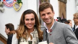 「ビールは最高にうまいだろうね」バイエルンの選手が妻とともにオクトーバーフェストに参加！ 伝統衣装に身を包んだミュラーらが街を練り歩く！