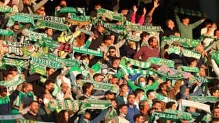 “きつねダンス”を超える規模？ スタンドも警備員もノリノリ！ ベティスがスタンド全体を巻き込むダンスで大盛り上がり