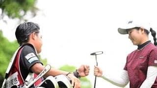 女子ゴルフ初Vで涙したキャディーへ　19歳が愛あるメッセージ「そろそろ泣き止んで」