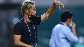 「また髪の毛伸びてきてる」日本と戦うU-23カンボジア代表を率いる本田圭佑の“指導姿”が反響！メモを取る姿も