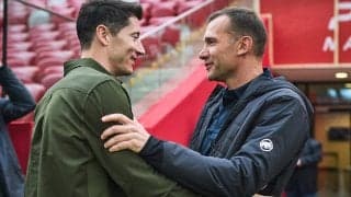 「W杯に持っていく」シェフチェンコから託されたウクライナカラーのアームバンドをレヴァンドフスキが着用「誇りに思う」