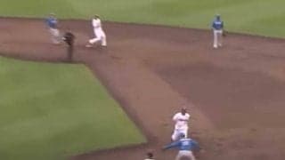 “わずか0.39秒”超速併殺が「改めて見てもすごい」　目にも留まらぬ速さにファン驚愕