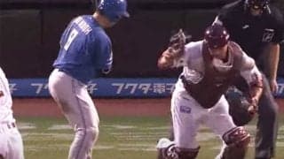 打者がまさかの「守備補助」　捕手を助けた“超絶キャッチ”が「結構な衝撃」