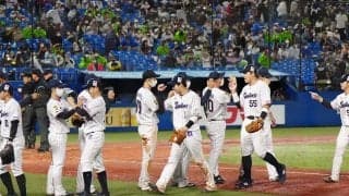 ヤクルト、雨中の一戦制して連覇に王手　マジック2、25日の直接対決に勝利ならV