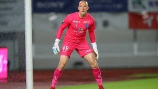 横浜FCの守護神が接触で落下し意識不明、ピッチに救急車で緊急搬送も長崎下して首位に迫る…残留争う群馬は高井がハットの山口に大量6失点【明治安田J2第38節】