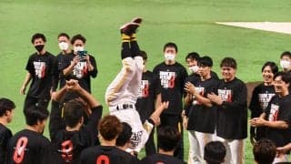 「体操選手の引退セレモニー？」　バク宙披露の鷹・明石は「身体能力おばけやん」