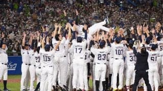 高津監督を取り囲む大男たちが「怖いってw」　最後は“1人胴上げ”で「笑いました」