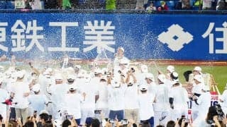 歓喜のビールかけが「思ったよりフライング」　乾杯前のずぶ濡れ「マジで楽しそう」