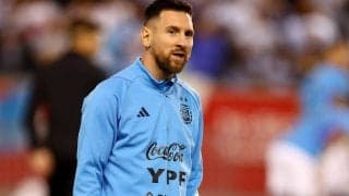 メッシもビビる！ 大胆不敵なファンがゴール後に乱入、自分の背中に直筆サインを要求