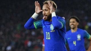 選手たちへのレーザー照射で試合中断…ネイマールは顔を緑色に照らされながらもPK決める