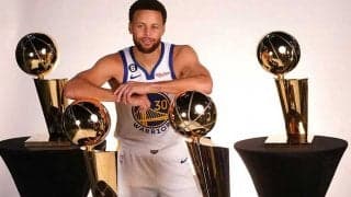 NBAのスーパースター・カリー来日、空港で日本人にサイン対応　米反響「東京着いたか」