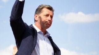 「ノリ良すぎ」広島の首脳陣たちが『ワンピース』の“海軍大将”になりきる！「いや3人の本気度よ」