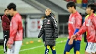 負傷欠場の前田大然が試合前のピッチで「ボール拾い」！ 日本代表のウォーミングアップ中にゴール横でチームを支えた献身的行動