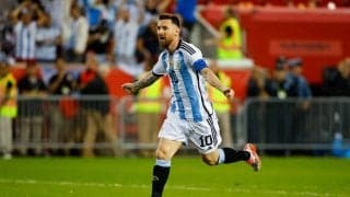 ｢フットボールの神だ｣!! メッシが｢2戦連続2ゴール｣でアルゼンチン代表の35戦無敗に大貢献! ｢左足一閃｣の圧巻ゴール