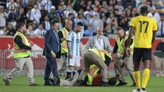 試合中に”背中にサイン”を要求！ メッシのゴール直後に現れた｢謎の裸乱入者｣!　セキュリティに取り押さえられるも…アルゼンチン代表の至宝に｢あわや惨事｣!