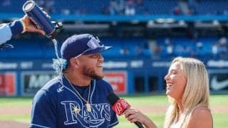 【MLB】美人レポーターがあわや大惨事　間一髪の“直撃回避”に称賛「素晴らしい動きだ！」