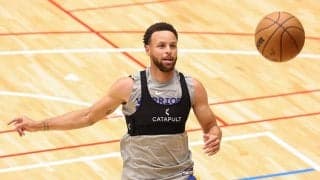 カリーに押されてもびくともしない靴下姿の日本人に米衝撃「面白い」「強靭さは異次元」