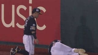 鷹・柳田悠岐がアクシデントで途中交代　本塁打を阻止した際に後頭部強打、球場騒然