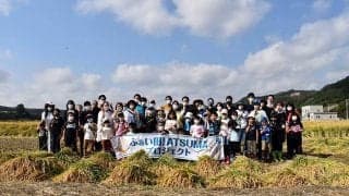 日本ハム球団、厚真町で稲刈り＆箸づくり体験会を実施　職員80人参加「ふぁい田！ATSUMAプロジェクト」