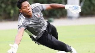 飛び級で代表に呼ばれる規格外のポテンシャル。20歳のGK鈴木彩艷が見据えるパリ五輪、ワールドカップ、プレミアリーグ