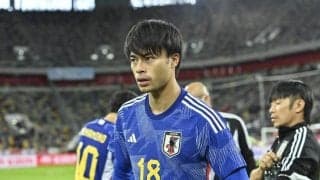 「よくこの瞬間綺麗に撮れたな笑」三笘薫がリバプール戦前に「敵地でウインク」披露！ 「かっこよすぎ」とファン歓喜の、ピッチ上の決定的瞬間