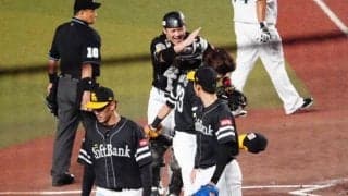 送球ミスで異例の謝罪…イケメン右腕の“ベンチでの神対応”が「男前」「惚れそう」